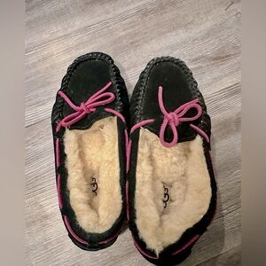 Girls size 2 UGG slippers.